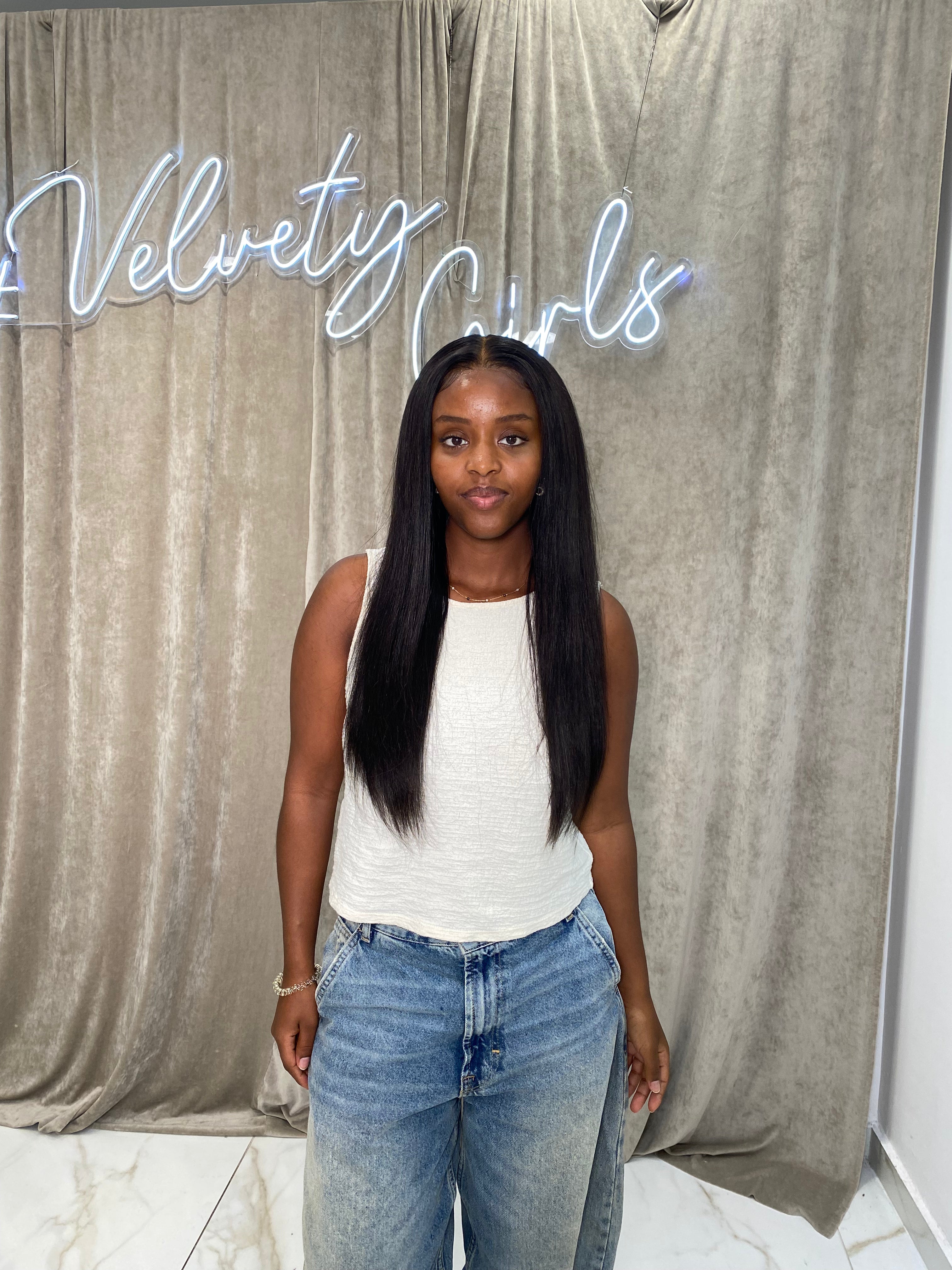 Installation professionnelle de perruque avec frontale et colle à Paris, coiffure experte pour un look naturel et durable
